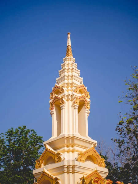 2021年2月26日 泰国苏霍泰Thungsaliam被称为 Wat Pipat Mongkol Golden Buddha Building 的泰国寺庙中的大气 — 图库照片