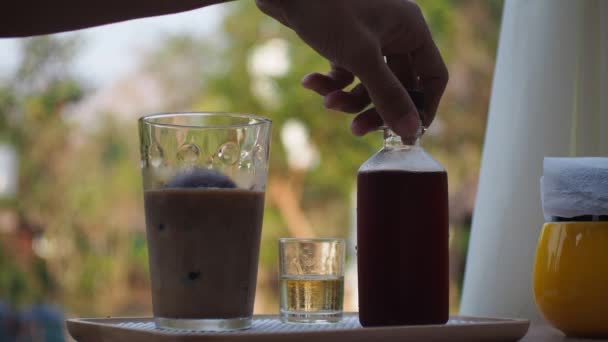 Ijskoffie Mok Kruiden Met Natuurlijke Sfeer Coffeeshop Genaamd Natuurpark Wong — Stockvideo