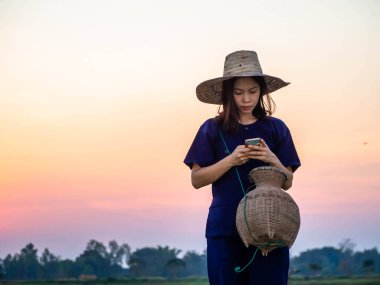 Geleneksel Tayland kostümü giyen genç çiftçi