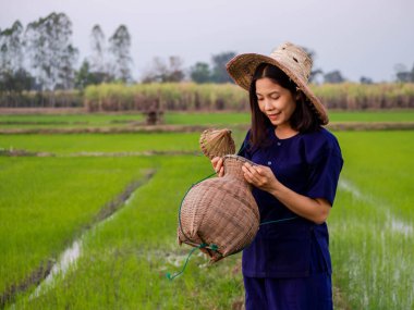 Geleneksel Tayland kostümü giyen genç çiftçi