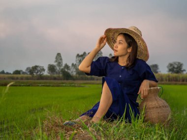 Geleneksel Tayland kostümü giyen genç çiftçi
