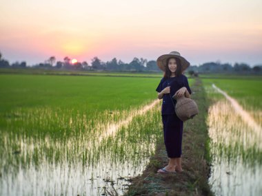 Geleneksel Tayland kostümü giyen genç çiftçi