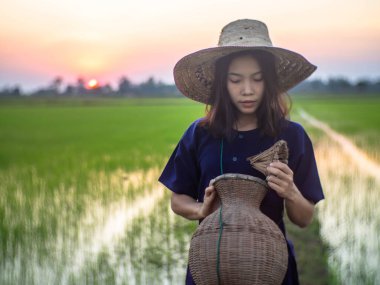 Geleneksel Tayland kostümü giyen genç çiftçi