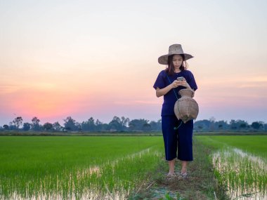 Geleneksel Tayland kostümü giyen genç çiftçi