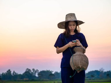 Geleneksel Tayland kostümü giyen genç çiftçi