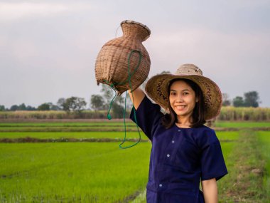 Geleneksel Tayland kostümü giyen genç çiftçi