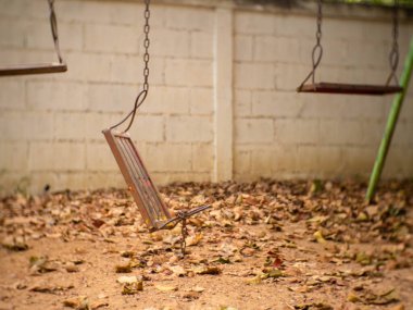 Kırık demirin bir tarafı sallanıyor.