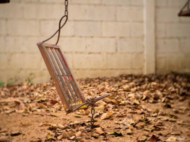 Kırık demirin bir tarafı sallanıyor.