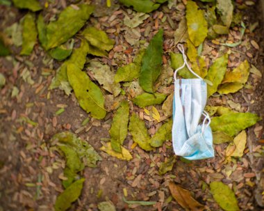 Yerde tek kullanımlık maske