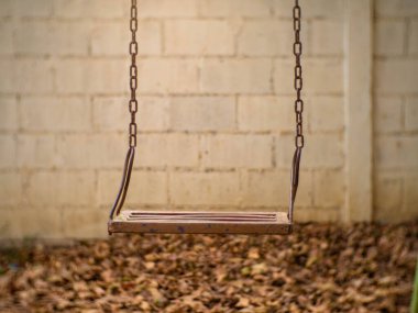 Tayland 'da bir okulda eski demir salıncak