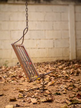 Kırık demirin bir tarafı sallanıyor.