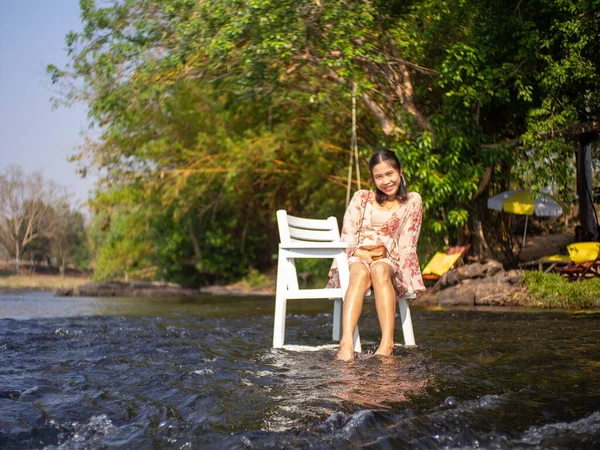 Una Donna Seduta Una Sedia Mezzo Fiume — Foto Stock