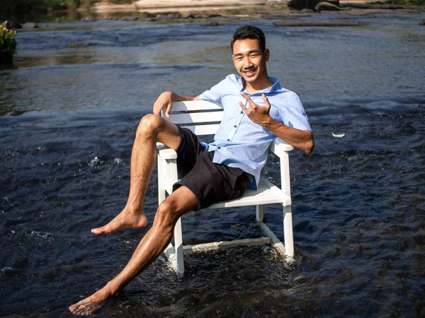 Uomo Seduto Una Sedia Mezzo Fiume Coffee Shop Chiamato Nature — Foto Stock