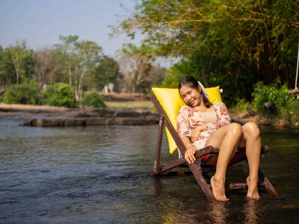 Una Donna Seduta Una Sedia Mezzo Fiume — Foto Stock