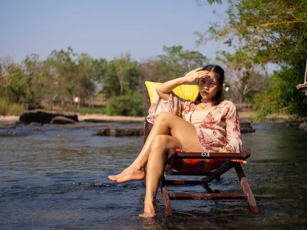 Una Donna Seduta Una Sedia Mezzo Fiume — Foto Stock