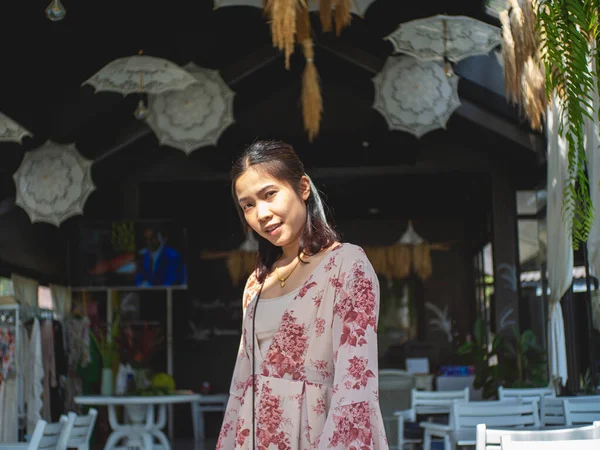 Žena Červených Šatech Kavárně Atmosféra Kavárny Názvem Přírodní Park Wong — Stock fotografie