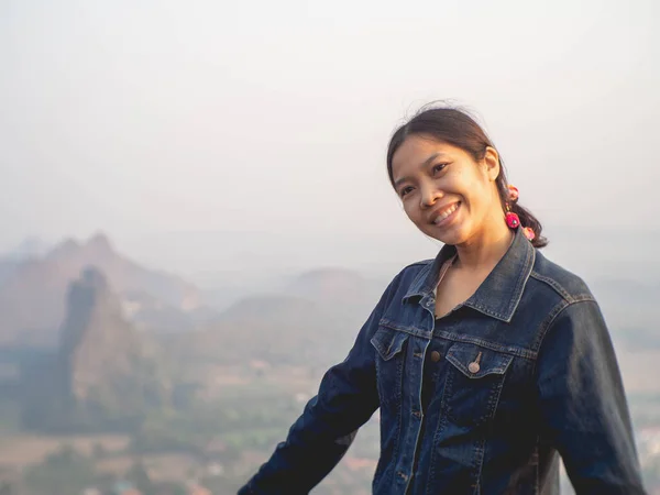 Mulher Vestindo Camisa Jeans Com Fundo Montanha — Fotografia de Stock