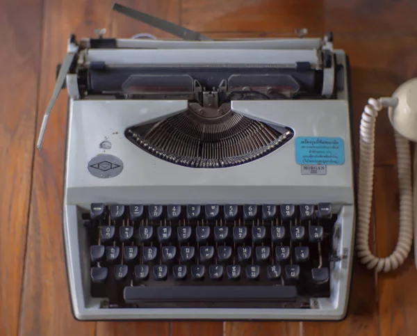 Uma Velha Máquina Escrever Uma Mesa Madeira — Fotografia de Stock