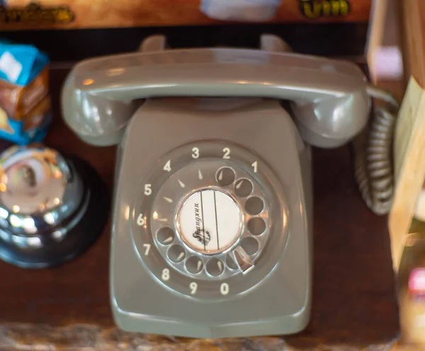 Столі Лежить Старий Телефон — стокове фото
