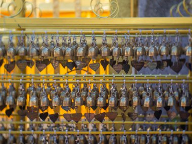 Budizm 'in bir parçası olarak birbirlerinden sallanan sayısız çan..