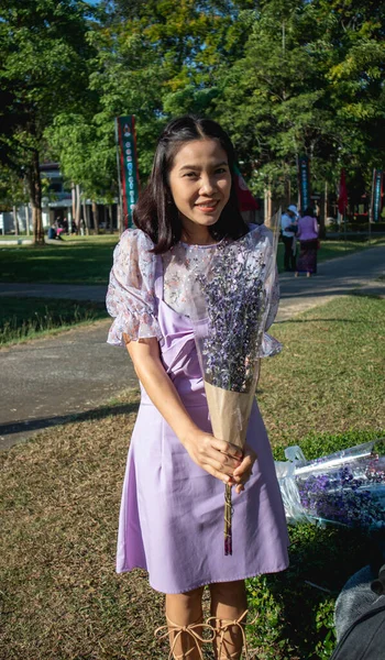 Випускник Носив Сукню Від Університету Таїланді Задля Випуску — стокове фото