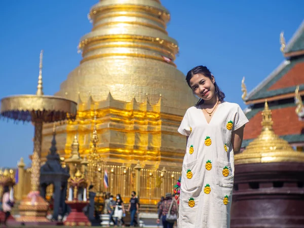 Kvinna Som Står Ett Tempel Med Pagoda Bakom — Stockfoto