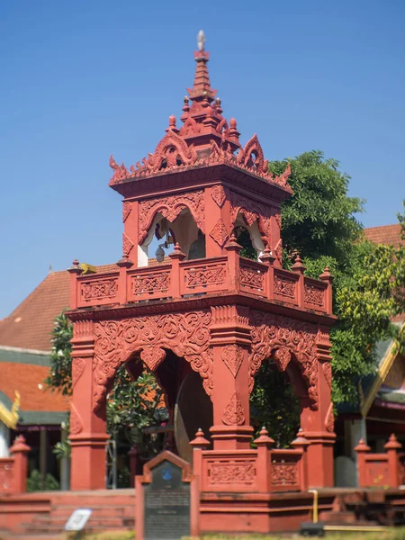 Der Rote Glockenturm Tempel Namens Wat Phrathat Haripunchai Woramahawihan Der — Stockfoto