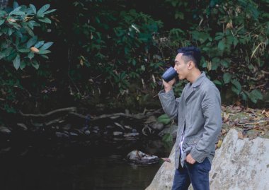 Doğada kahve fincanı olan bir adam