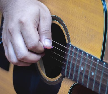 Gitar çalan el.