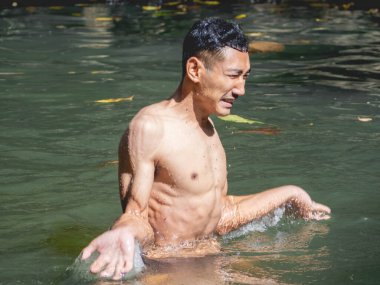 bir adam suda ayakta