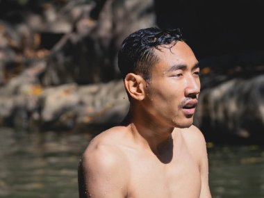 bir adam suda ayakta