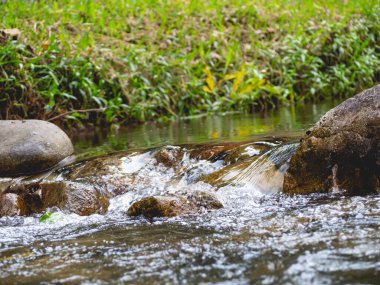 Su kayaların arasından akıyor..