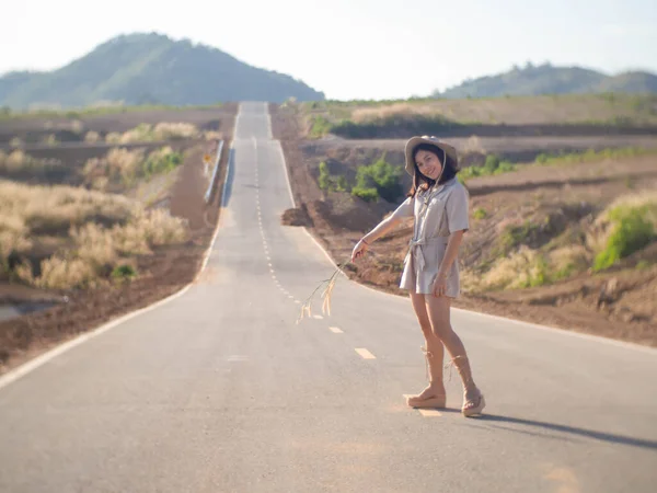 Una Donna Con Cappello Occhiali Piedi Mezzo Alla Strada — Foto Stock