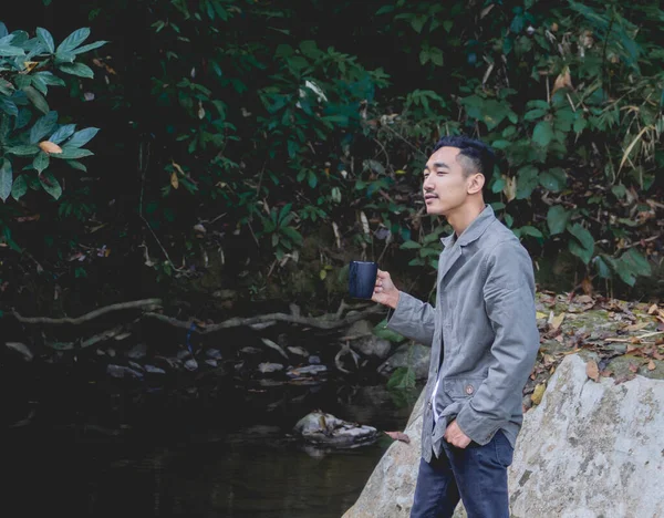 Uomo Piedi Con Tazza Caffè Natura — Foto Stock