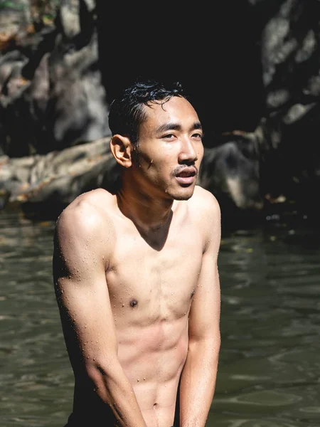 Egy Férfi Aki Fázik Úszástól — Stock Fotó