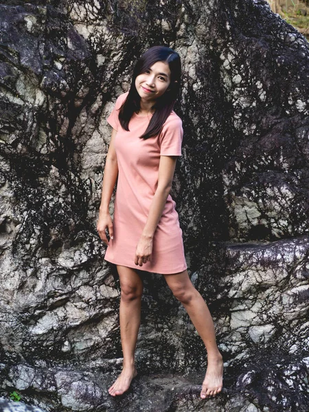 Рожева Сукня Жінка Кам Яною Стіною — стокове фото