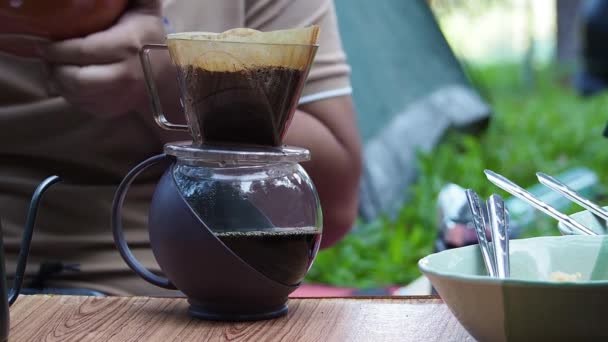 Koffie Drup Met Eettafel — Stockvideo