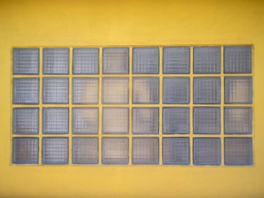 Çizgili camlı beton duvar.