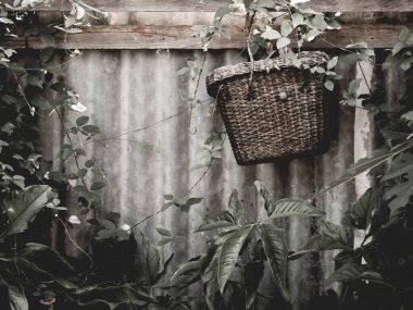 Duvara asılmış ve yapraklardan yapılmış bir çanta..