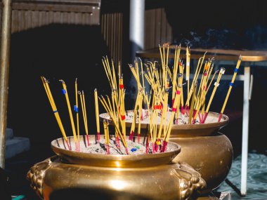 Altın tütsü ocağı ve Tayland tapınağında bir sürü tütsü çubuğu.