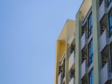 Sarı uzun apartmanlar ve gökyüzü