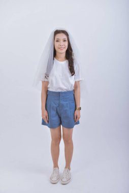 Düğün öncesi damat ve gelin basit bir elbise içinde.