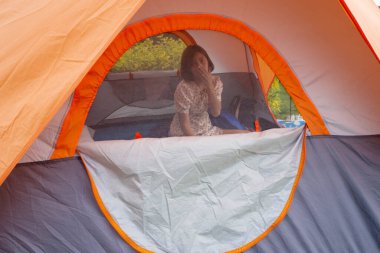 Beyaz kadın ve çadırlarda yaşam