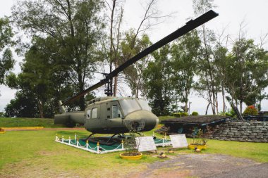 KhoaKhor PetchaBoon / Tayland - 14 Haziran 2020: Eski yeşil askeri birliğin helikopterleri terk edildi