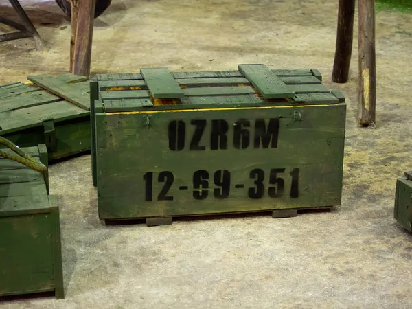 Askeri malzeme kutuları ve bavullar.