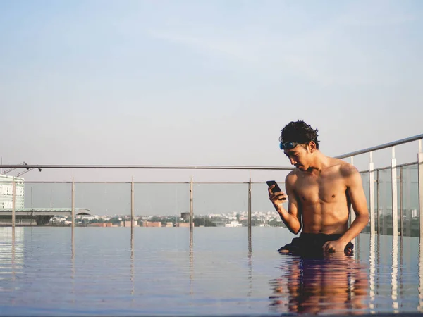 Uomo Con Cellulare Mano Mentre Era Piscina — Foto Stock