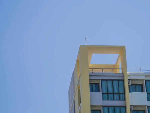 Sarı uzun apartmanlar ve gökyüzü