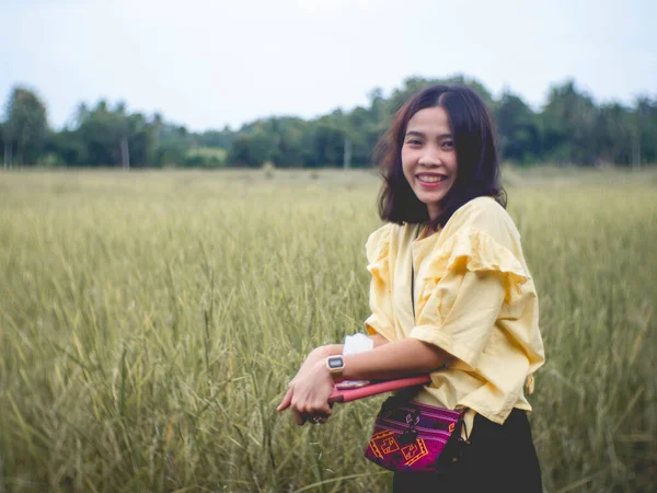 Kobieta Żółtej Koszuli Uśmiecha Się Farmie — Zdjęcie stockowe