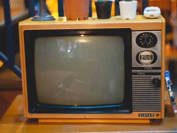 Koyu turuncu renkli televizyon