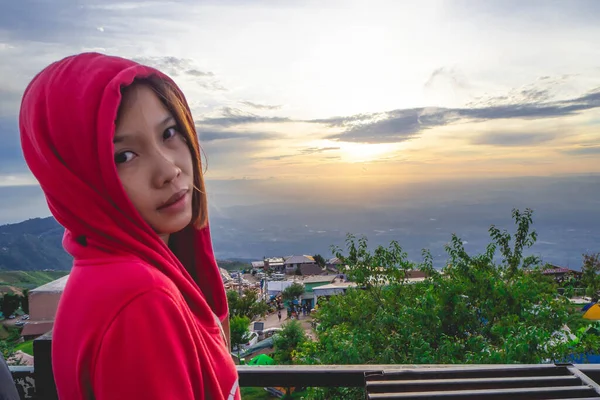 Жінки Носять Червоні Капюшони Ранковому Небі — стокове фото